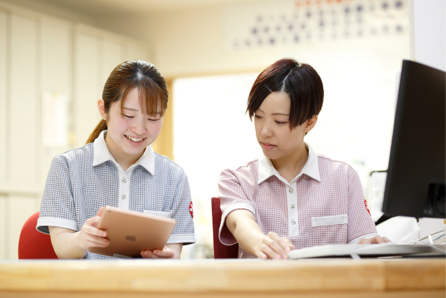 無資格から介護職として働くには?義務化された「認知症介護基礎研修」をわかりやすく解説 無資格から介護職として働くには?義務化された「認知症介護基礎研修」をわかりやすく解説