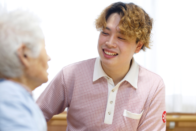 ショートステイの介護職員が利用者様に笑顔を向けている様子