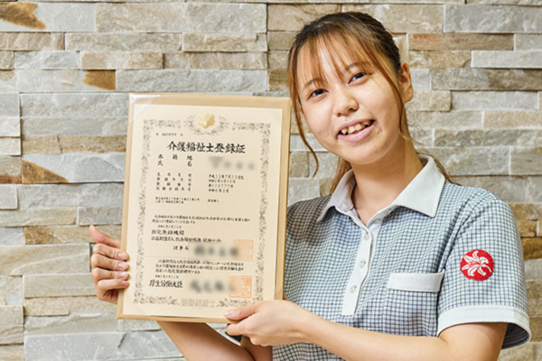 介護福祉士を目指す職員を全力で応援！白ゆりグループの資格取得支援制度