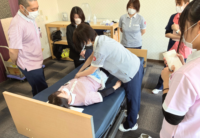 正しいオムツケアを学ぶ～白ゆりグループの『オムツマイスター研修』に密着！～