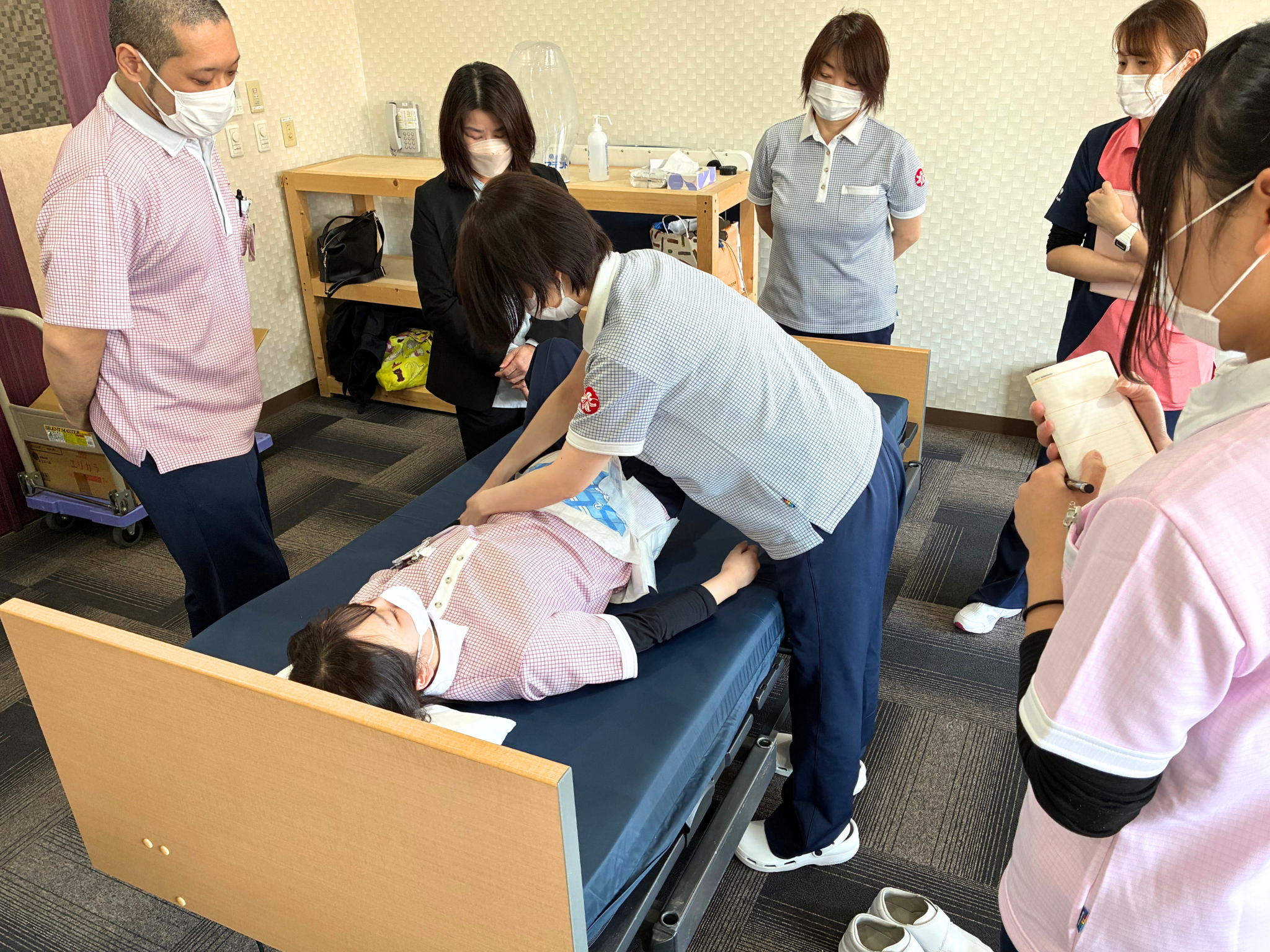 正しいオムツケアを学ぶ~白ゆりグループの『オムツマイスター研修』に密着!~ 正しいオムツケアを学ぶ~白ゆりグループの『オムツマイスター研修』に密着!~