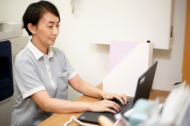 生活相談員とは?仕事内容から資格要件・1日の流れまで徹底解説 生活相談員とは?仕事内容から資格要件・1日の流れまで徹底解説