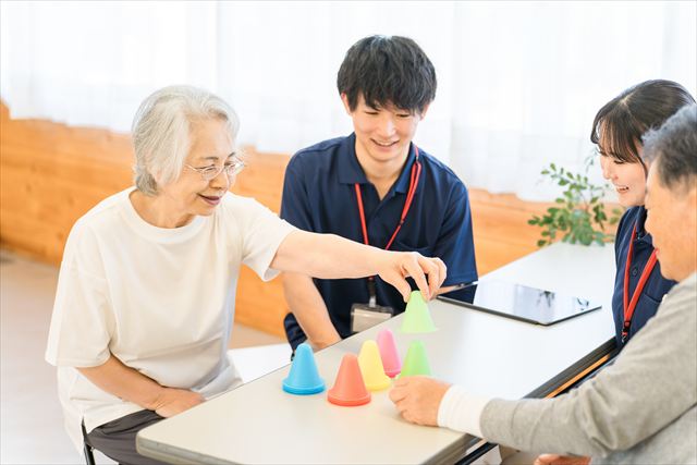 レクリエーションに参加する高齢者と介護職員