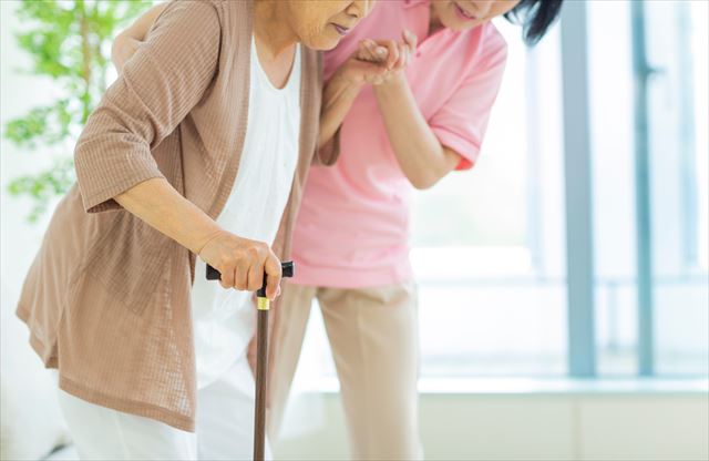 ADLとIADLの違いとは？ | 評価の仕方や低下させないための対策や予防法を解説