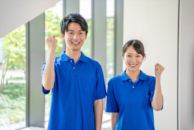 ガッツポーズをする男女の介護職員