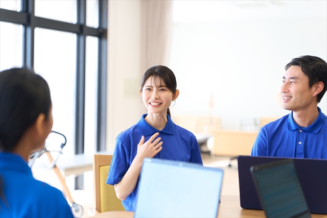 かくれんぼう（確・連・報）とは？「報連相」との違いや実践のポイントを解説