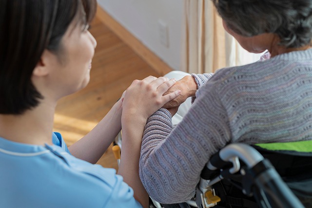 【新人介護士向け】介護拒否が強い理由とは?利用者様への声掛けや対応を解説 【新人介護士向け】介護拒否が強い理由とは?利用者様への声掛けや対応を解説