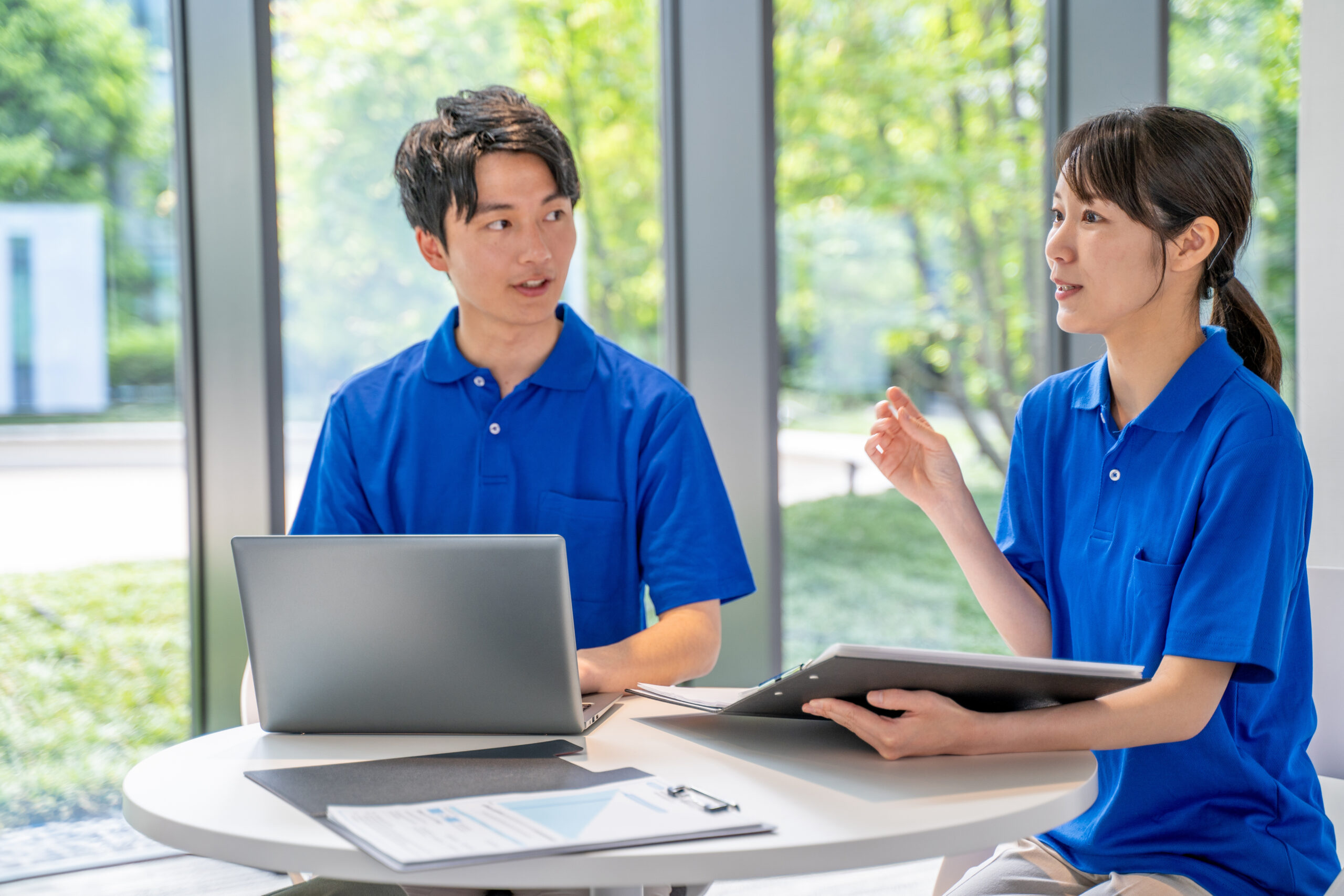 かくれんぼう（確・連・報）とは？「報連相」との違いや実践のポイントを解説