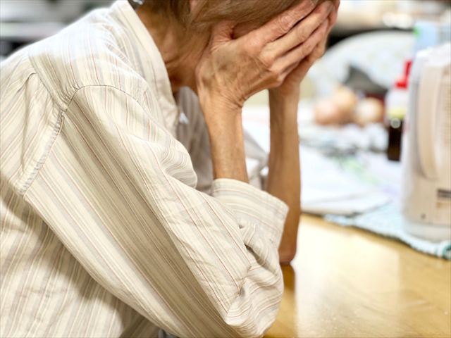 高齢者虐待防止法をわかりやすく解説｜5つの虐待分類と対応フロー【チェックリスト付】