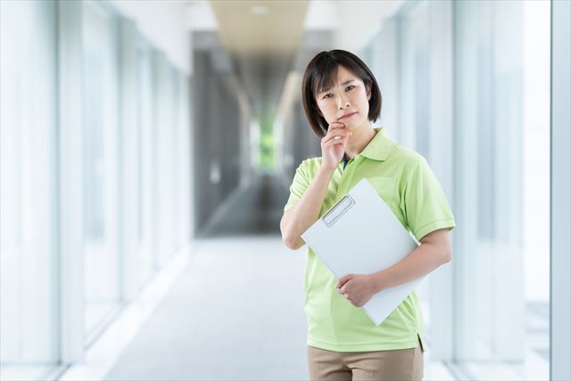 悩んでいる様子の介護職員