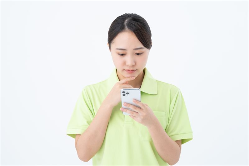 【チェックリスト付】介護現場のプライバシー保護｜中堅職員が判断するための場面別対応や考え方