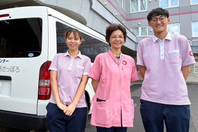 施設の前に並ぶ介護職員、看護師、相談員